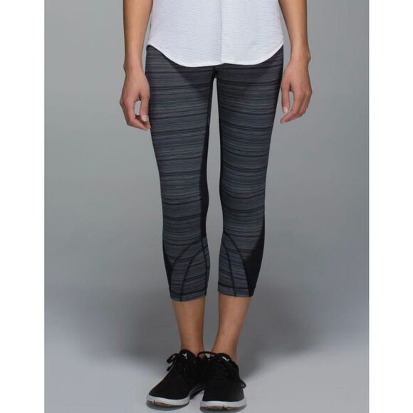 LULULEMON Women’s Cyber Stripe Deep Coal Black Run: Inspire Crop II (Mesh) Leggi - Picture 3 of 12